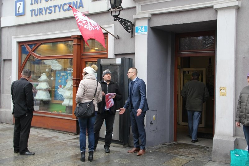 Flagi powstańcze rozdane (zdjęcia)