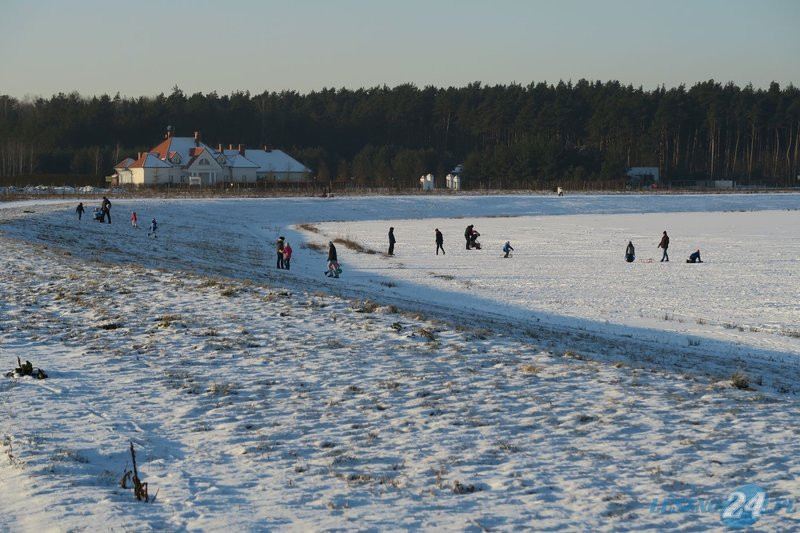 Zimowa zabawa nad zbiornikiem (zdjęcia)