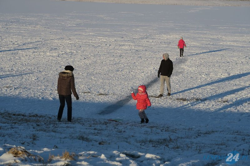 Zimowa zabawa nad zbiornikiem (zdjęcia)