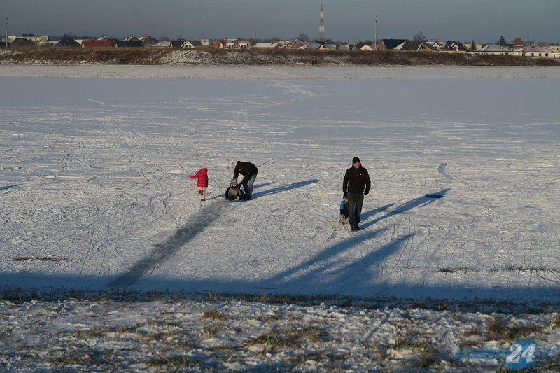 Zimowa zabawa nad zbiornikiem (zdjęcia)