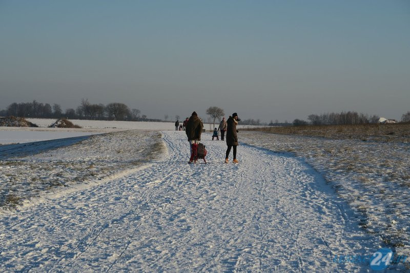 Zimowa zabawa nad zbiornikiem (zdjęcia)