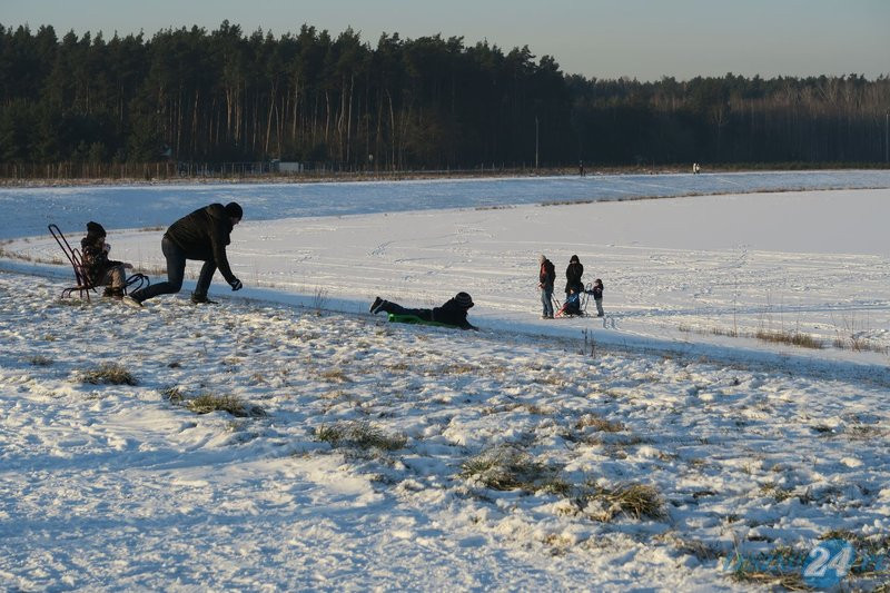Zimowa zabawa nad zbiornikiem (zdjęcia)