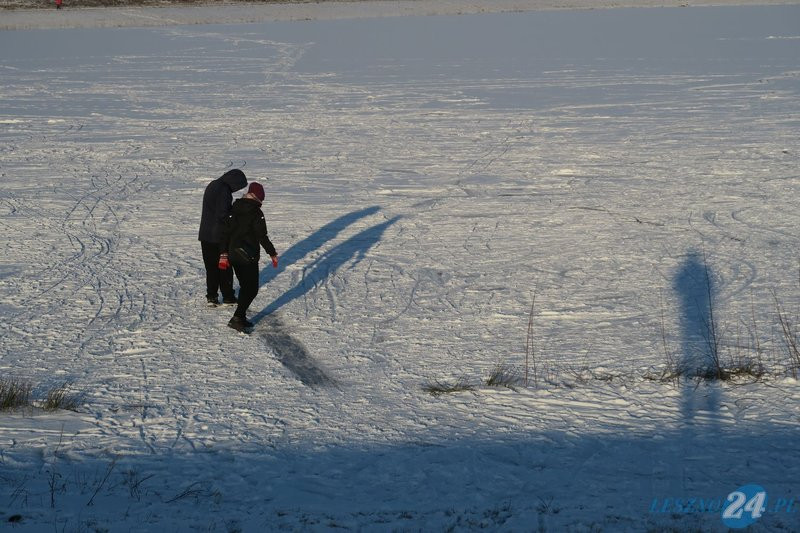 Zimowa zabawa nad zbiornikiem (zdjęcia)
