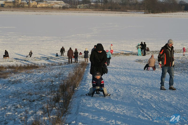 Zimowa zabawa nad zbiornikiem (zdjęcia)