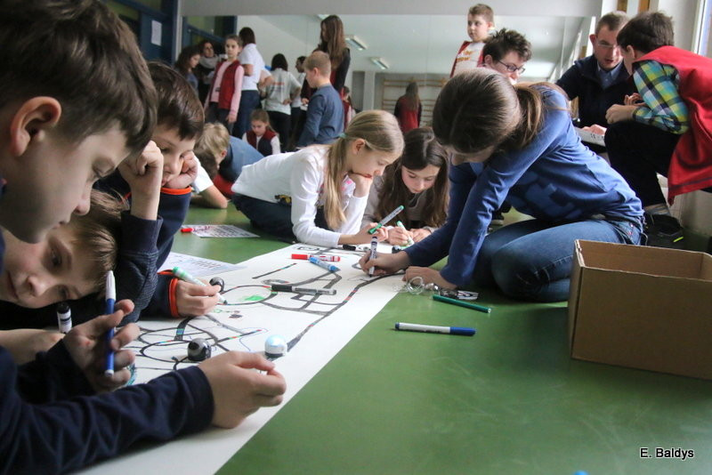 Uczniowie trzynastki uruchomili roboty (zdjęcia)