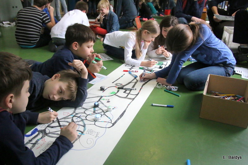 Uczniowie trzynastki uruchomili roboty (zdjęcia)