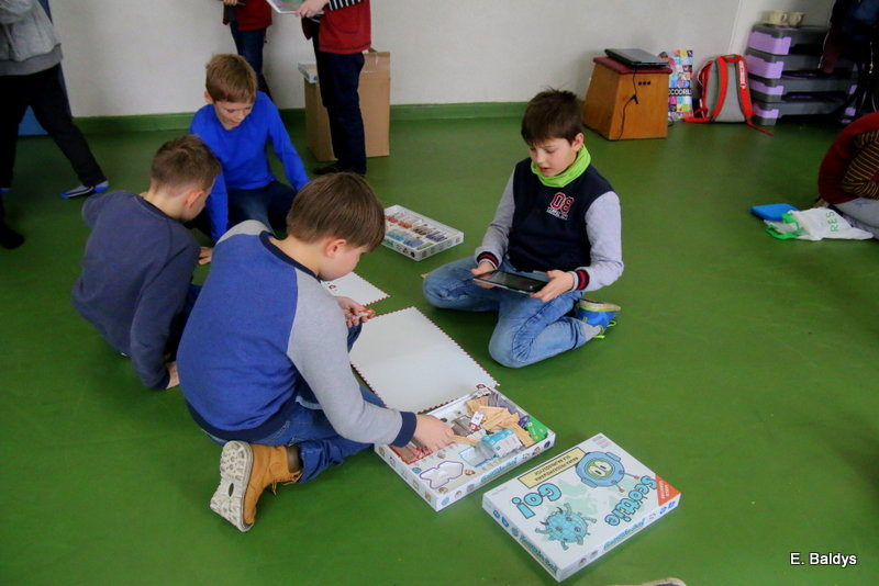 Uczniowie trzynastki uruchomili roboty (zdjęcia)
