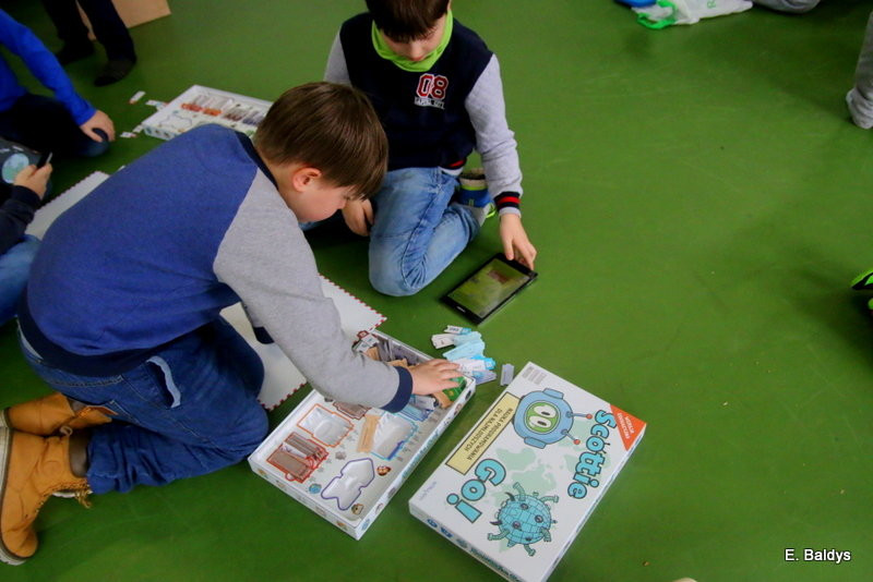 Uczniowie trzynastki uruchomili roboty (zdjęcia)