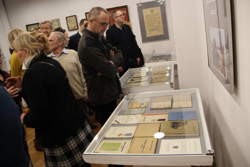 Pamiątki powstańcze wystawione w bibliotece (zdjęcia)