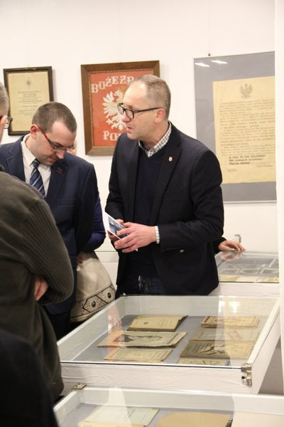 Pamiątki powstańcze wystawione w bibliotece (zdjęcia)