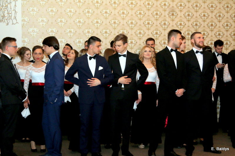 Studniówka w maskach. Tak się bawiło I LO (dużo zdjęć)