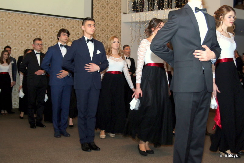 Studniówka w maskach. Tak się bawiło I LO (dużo zdjęć)