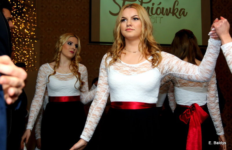 Studniówka w maskach. Tak się bawiło I LO (dużo zdjęć)