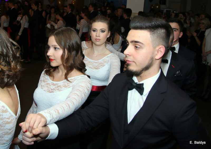 Studniówka w maskach. Tak się bawiło I LO (dużo zdjęć)