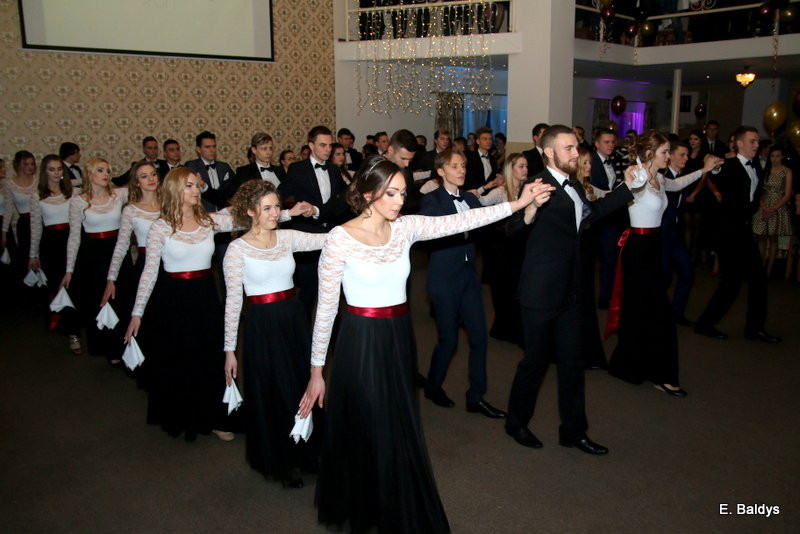 Studniówka w maskach. Tak się bawiło I LO (dużo zdjęć)