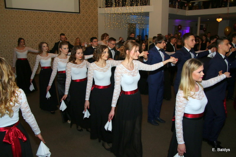 Studniówka w maskach. Tak się bawiło I LO (dużo zdjęć)