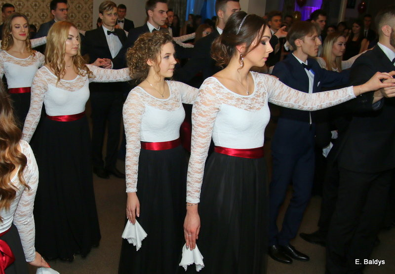 Studniówka w maskach. Tak się bawiło I LO (dużo zdjęć)