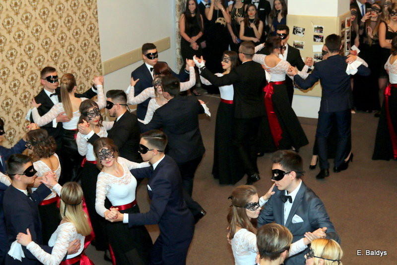 Studniówka w maskach. Tak się bawiło I LO (dużo zdjęć)