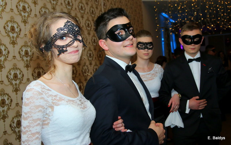 Studniówka w maskach. Tak się bawiło I LO (dużo zdjęć)