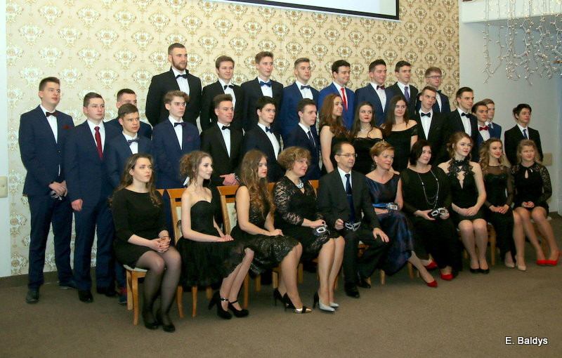 Studniówka w maskach. Tak się bawiło I LO (dużo zdjęć)