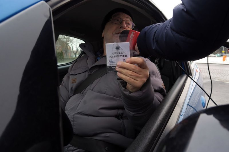 Policja rozdaje odblaski (dźwięk i zdjęcia)