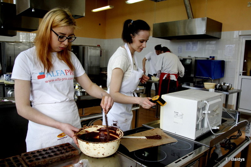 Słodkie warsztaty w ZSE w Lesznie (zdjęcia)