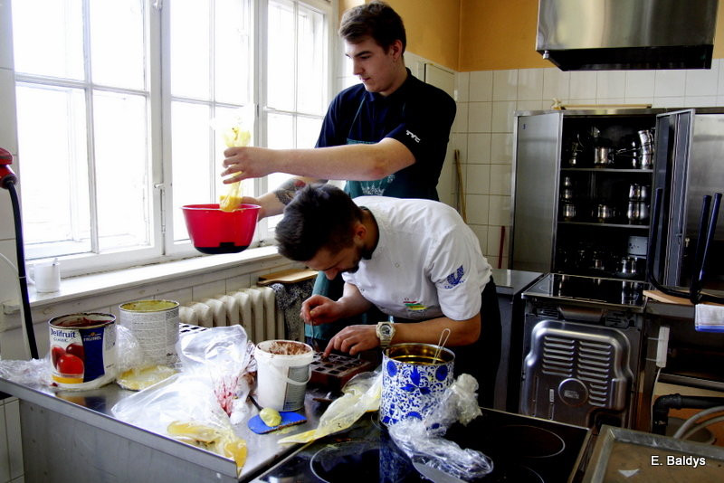 Słodkie warsztaty w ZSE w Lesznie (zdjęcia)