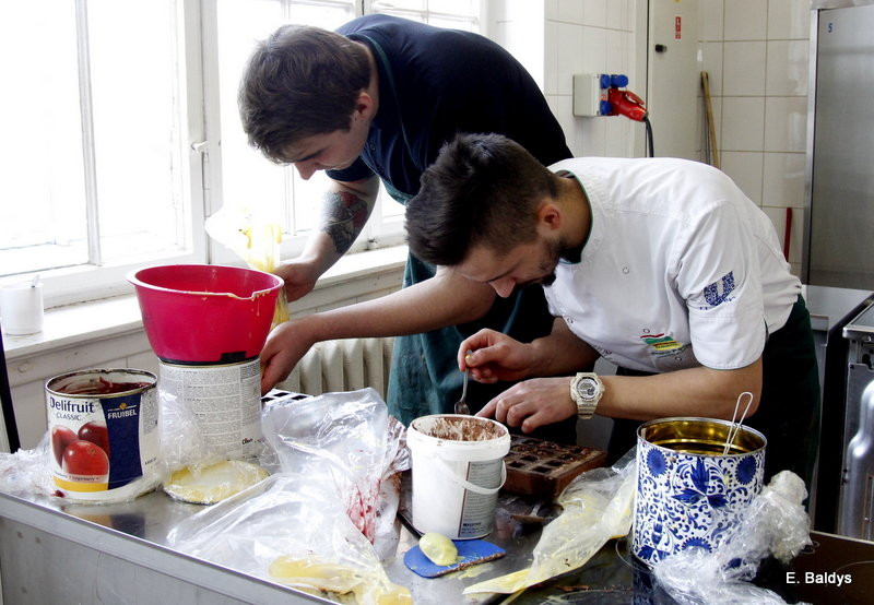 Słodkie warsztaty w ZSE w Lesznie (zdjęcia)