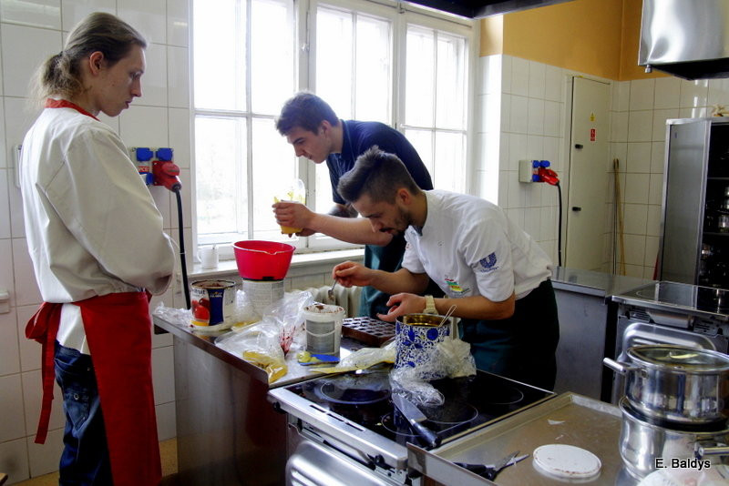 Słodkie warsztaty w ZSE w Lesznie (zdjęcia)