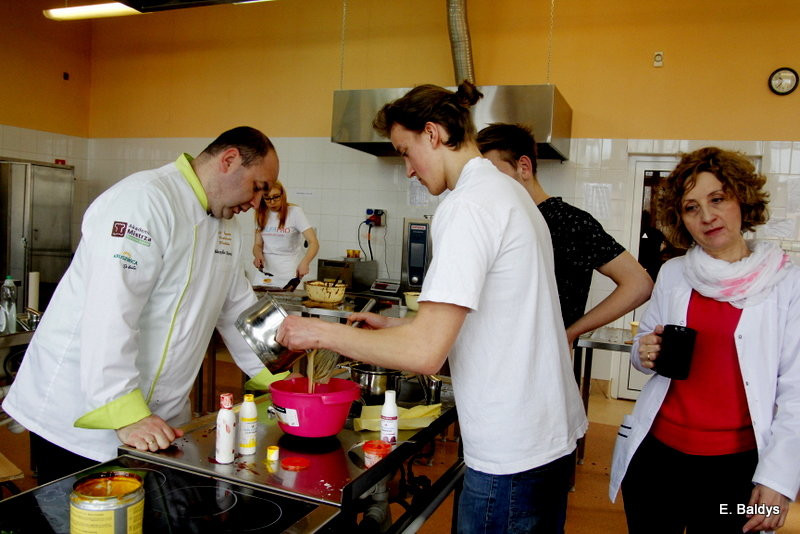 Słodkie warsztaty w ZSE w Lesznie (zdjęcia)