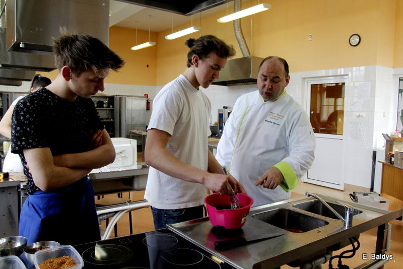 Słodkie warsztaty w ZSE w Lesznie (zdjęcia)