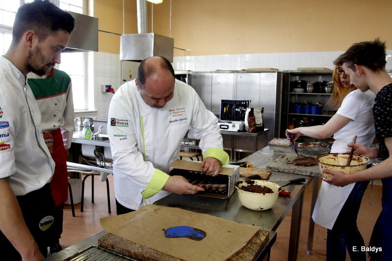 Słodkie warsztaty w ZSE w Lesznie (zdjęcia)
