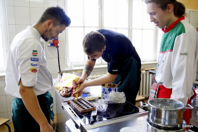 Słodkie warsztaty w ZSE w Lesznie (zdjęcia)