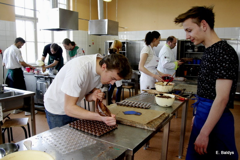 Słodkie warsztaty w ZSE w Lesznie (zdjęcia)
