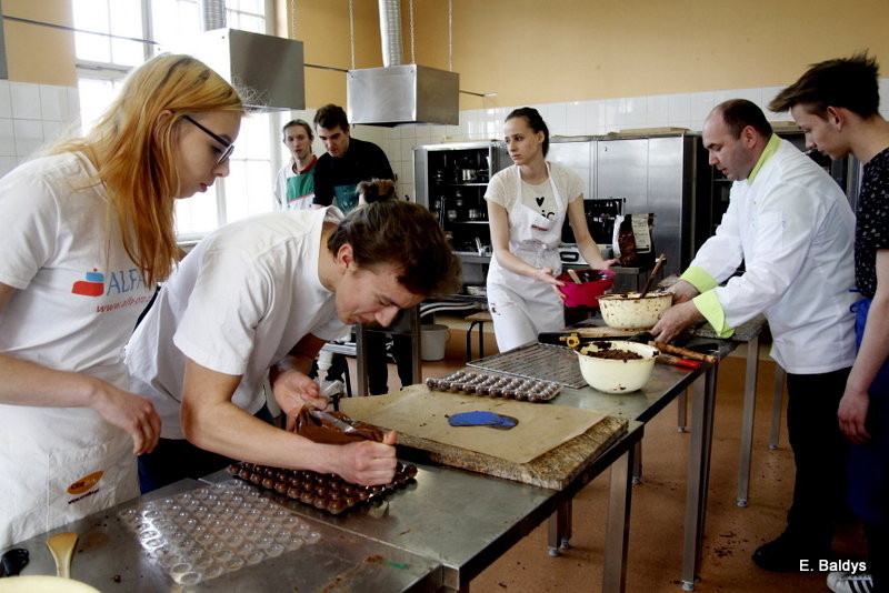 Słodkie warsztaty w ZSE w Lesznie (zdjęcia)