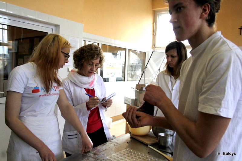 Słodkie warsztaty w ZSE w Lesznie (zdjęcia)