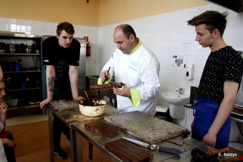 Słodkie warsztaty w ZSE w Lesznie (zdjęcia)