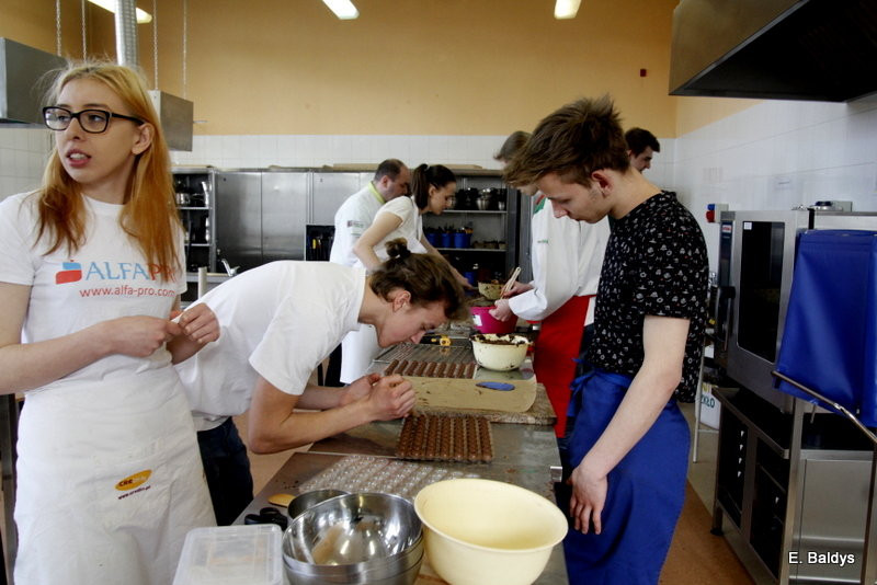 Słodkie warsztaty w ZSE w Lesznie (zdjęcia)