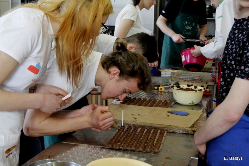 Słodkie warsztaty w ZSE w Lesznie (zdjęcia)