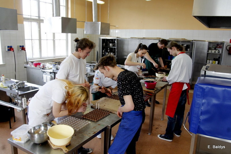 Słodkie warsztaty w ZSE w Lesznie (zdjęcia)