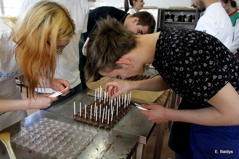 Słodkie warsztaty w ZSE w Lesznie (zdjęcia)