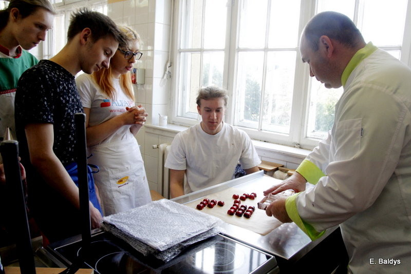 Słodkie warsztaty w ZSE w Lesznie (zdjęcia)