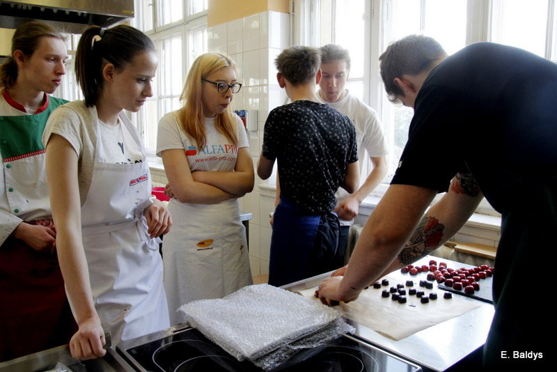 Słodkie warsztaty w ZSE w Lesznie (zdjęcia)