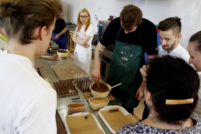 Słodkie warsztaty w ZSE w Lesznie (zdjęcia)