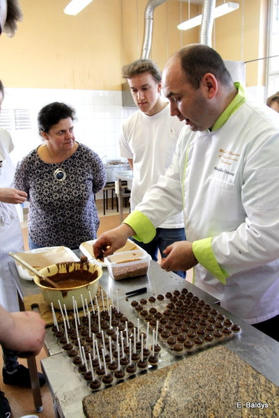 Słodkie warsztaty w ZSE w Lesznie (zdjęcia)