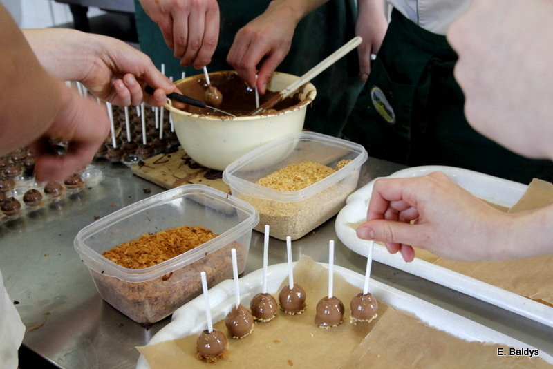 Słodkie warsztaty w ZSE w Lesznie (zdjęcia)