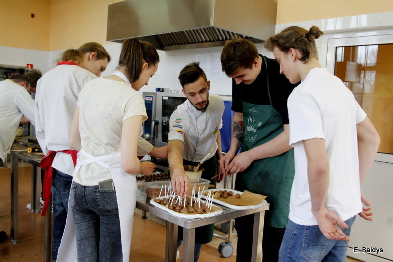 Słodkie warsztaty w ZSE w Lesznie (zdjęcia)