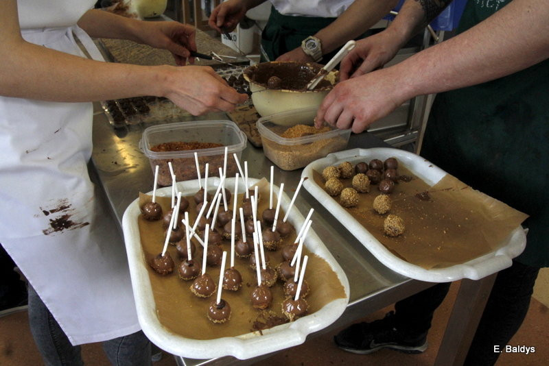 Słodkie warsztaty w ZSE w Lesznie (zdjęcia)