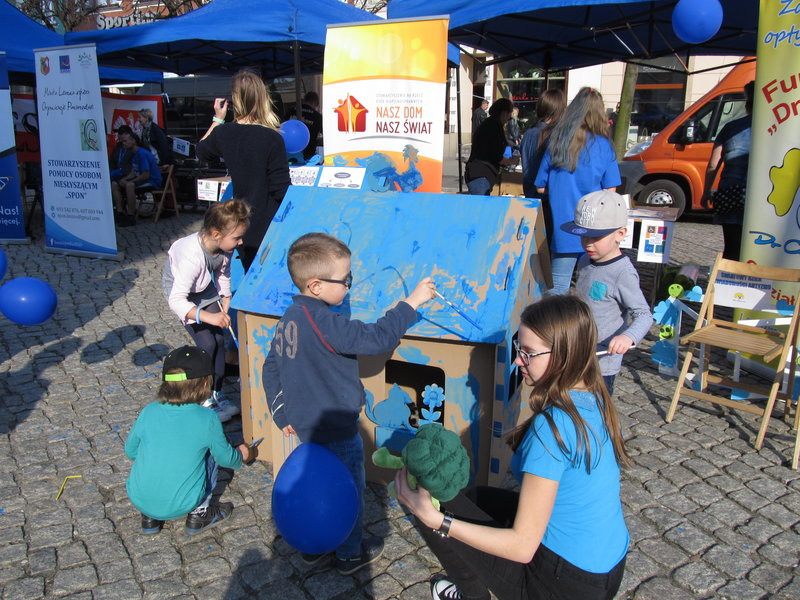Niebieski dzień dla autyzmu (zdjęcia)