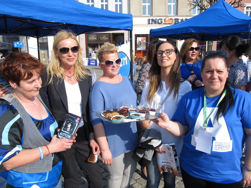 Niebieski dzień dla autyzmu (zdjęcia)